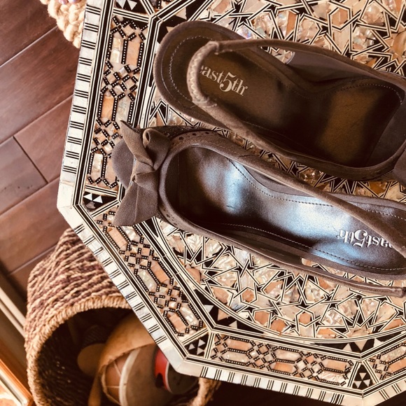 Adorable East Side heels in two tone!  So cute!! - Picture 4 of 4